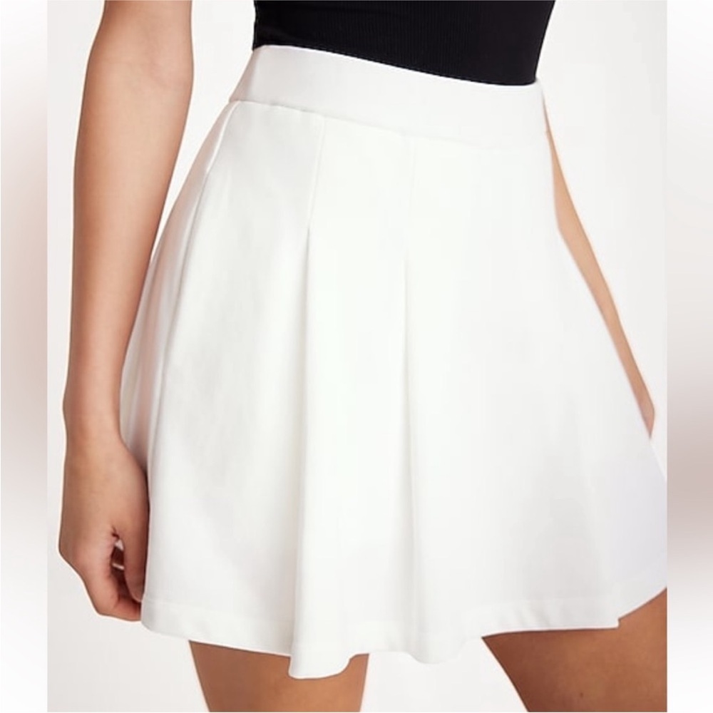 Express. High waisted fleece knit Pleated Mini Skort. NWT. White. Size Large